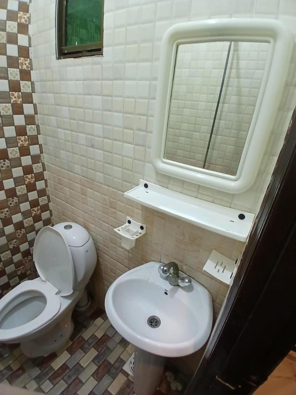 Goho Rooms Badar Karatschi Exterior foto